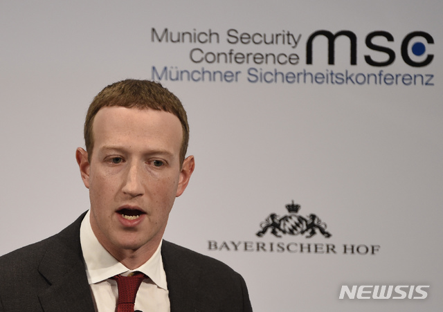 [뮌헨=AP/뉴시스] 2월15일(현지시간) 마크 저커버그 페이스북 최고경영자(CEO)가 독일 뮌헨에서 열린 뮌헨안보회의에 참석한 모습이다. 2020.12.01.