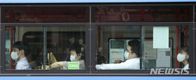 [서울=뉴시스] 박미소 기자 = 지나달 1일 오전 마스크를 쓴 시민들이 서울 종로구 광화문 광장 인근을 지나는 시내버스에 탑승해있다.2020.09.01. misocamera@newsis.com
