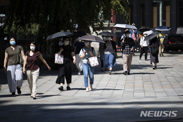 [도쿄=AP/뉴시스] 신종 코로나바이러스 감염증(코로나19)이 여전히 기승을 부리는 일본 도쿄에서 4일 마스크를 착용한 시민들이 바삐 움직이고 있다. 2020.09.06 