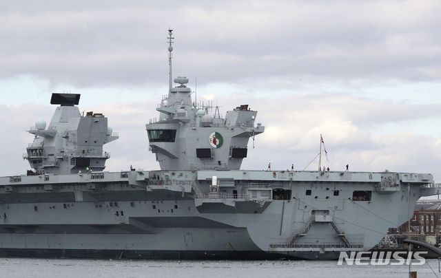 [포츠머스=AP/뉴시스]영국 해군 항공모함 HMS 퀸 엘리자베스호가 지난 9월8일(현지시간) 코로나19로 인해 훈련이 연기돼 영국 남부 포츠머스 기지에 정박해 있다. 2020.12.06