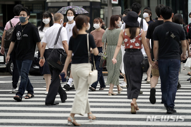 [도쿄=AP/뉴시스] 일본 수도 도쿄 쇼핑가에서 10일 시민들이 코로나19 예방을 위해 마스크를 착용한 채 바삐 움직이고 있다. 2020.09.11 