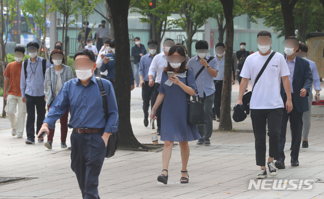 [서울=뉴시스]배훈식 기자 = 신종 코로나바이러스 감염증(코로나19) 확산 방지를 위한 수도권 사회적 거리두기가 2단계로 완화속에 15일 오전 서울 영등포구 여의도역 앞에서 마스크를 쓴 시민들이 출근길 발걸음을 서두르고 있다. 2020.09.15.  dahora83@newsis.com