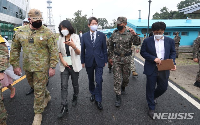 [파주=뉴시스]사진공동취재단 = 이인영 통일부 장관이 16일 오전 경기 파주시 판문점을 방문해 둘러보고 있다. 2020.09.16. photo@newsis.com