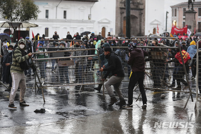 [키토=AP/뉴시스]16일(현지시간) 에콰도르 수도 키토의 산토 도밍고 광장에서 정부의 경제정책과 증가하는 실업률, 국제통화기금(IMF)과의 협정 체결을 거부하며 시위를 벌이는 시위대가 가림막을 설치하고 있다. 2020.09.17.