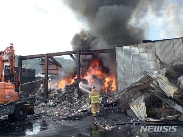 [평택=뉴시스] 19일 오전 3시55분께 경기 평택시 포승읍 홍원리 한 공장에서 불이 나 2명이 숨지는 사고가 발생했다. 숨진 2명 모두 태국 국적의 40대 남성으로 확인됐다. 