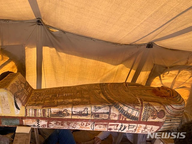 [서울=뉴시스]20일(현지시간) 이집트 관광·고대유물부 페이스북과 BBC 등에 따르면 현지 고고학 발굴단은 수도 카이로 인근 사카라에 위치한 '고대 매장용 수직 통로(ancient burial shaft)' 2곳에서 총 27개의 목관을 발굴했다. 사진은 이집트 당국이 공개한 관련 사진. 2020.09.21