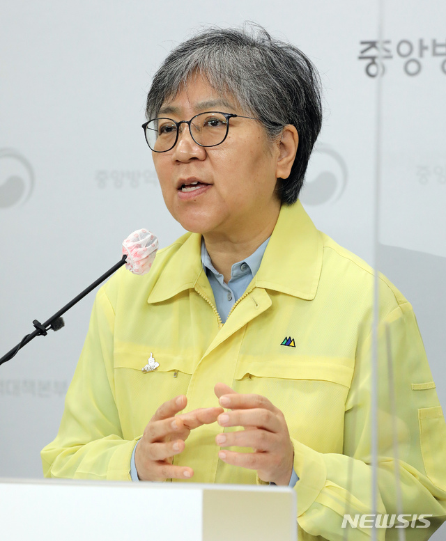 [청주=뉴시스]강종민 기자 = 정은경 질병청장이 22일 오전 충북 청주 질병관리청에서 겨울철 인플루엔자 무료 예방 접종 계획을 일시 중단한다고 밝히고 있다. 무료 접종 중단은 백신 유통 과정에서 문제점이 발견돼 중단됐으며 22일부터 무료 접종을 하려던 13∼18세 대상 물량이다. 2020.09.22. ppkjm@newsis.com