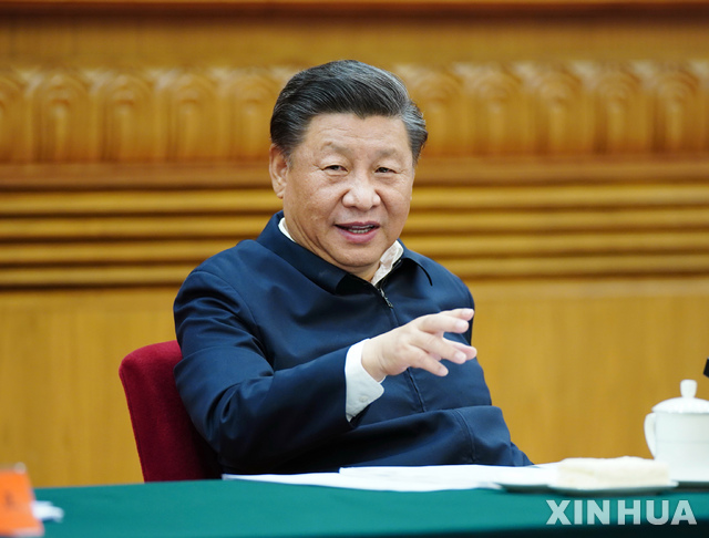 [베이징=신화/뉴시스]시진핑 중국 국가주석이 지난 22일 중국 수도 베이징에서 중국 교육·문화·보건·체육 분야 전문가 와 관계자들이 참석한 심포지엄을 주재하고 있다. 시 주석은 이날 제14차 5개년 계획(2021~2025년) 기간 중 경제사회 발전에 대한 의견을 구한다는 발언을 했다. 2020.09.23. 