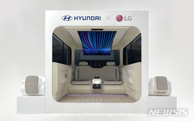 [서울=뉴시스] LG전자와 현대자동차가 24일 공개한 미래차의 인테리어 비전을 보여주는 ‘아이오닉 콘셉트 캐빈(IONIQ Concept Cabin)’(제공=LG전자)