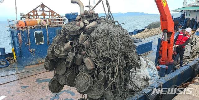 [서울=뉴시스] 통영 인평항에서 수거된 해양폐기물.