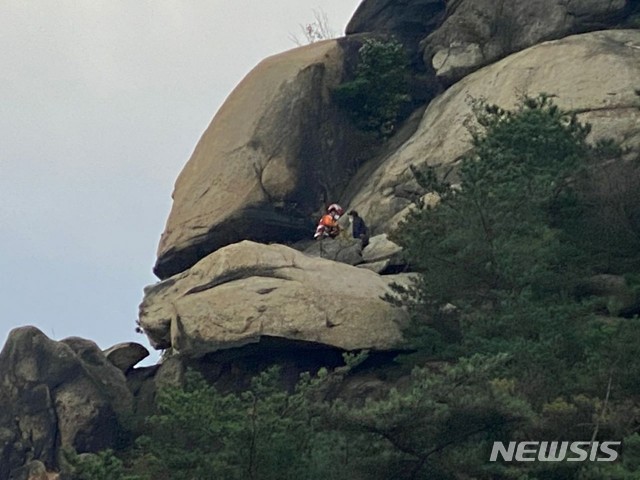 [서울=뉴시스] 지난 23일 오전 서울 서대문구 안산에서 20대 여성 A씨가 구조되는 모습. 2020.09.26 (사진 = 신촌지구대 제공)