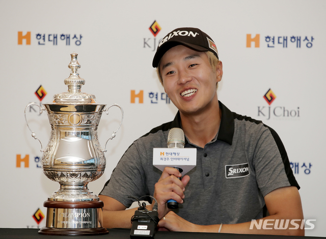 [서울=뉴시스] 박민석 기자 = 이창우 선수가 경기 여주시 페럼클럽에서 열린 현대해상 최경주 인비테이셔널 FR에서 우승한 뒤 인터뷰를 하고 있다. (사진=KPGA 제공) 2020.09.27. photo@newsis.com