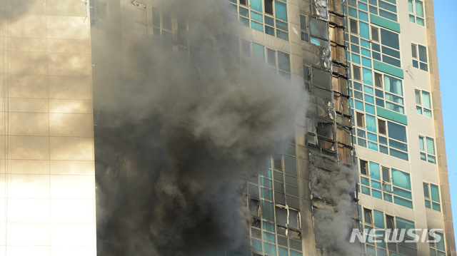 [울산=뉴시스] 배병수 기자 = 지난 8일 오후 11시 7분께 울산시 남구 신정동의 한 33층짜리 주상복합 아파트에서 큰 불이 발생, 검은 연기가 치솟고 있다. 2020.10.09. bbs@newsis.com