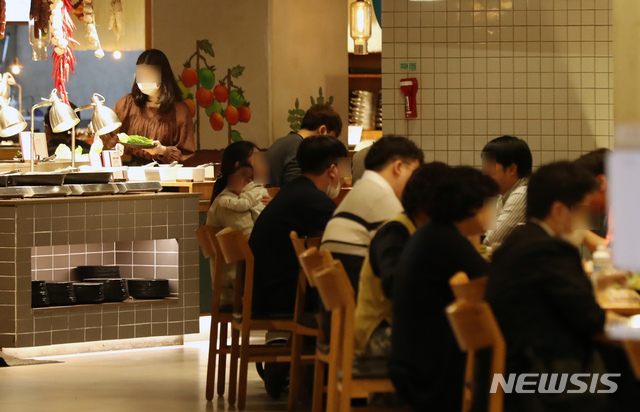 [서울=뉴시스] 고승민 기자 = 정부가 코로나19 확산 방지를 위한 사회적 거리두기 2단계를 1단계로 조정한 12일 서울의 한 뷔페 식당을 찾은 시민들이 점심 식사를 하고 있다. 2020.10.12. kkssmm99@newsis.com