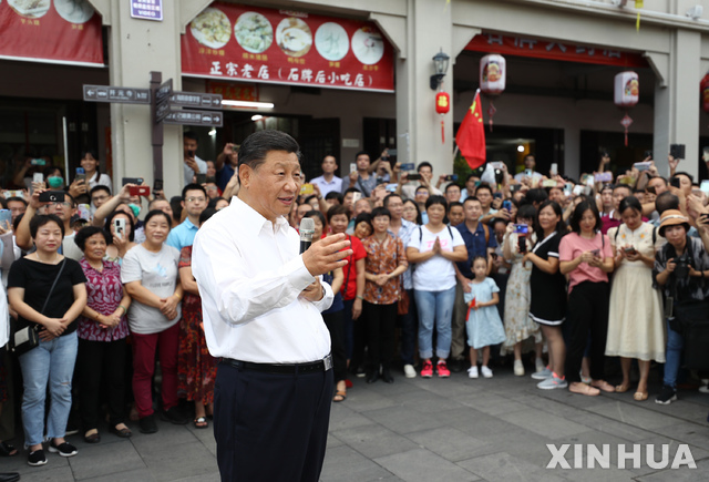 [차오저우=신화/뉴시스] 시진핑 중국 국가주석이 2020년 10월 선전특구 설립 40주년을 맞아 광둥성을 방문해 주민들과 만나고 있다. 2020.10.13