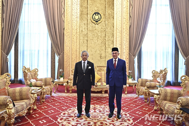 [AP/뉴시스] 말레이시아 국왕 술탄 압둘라 술탄 아마드 샤가 13일 예방한 야당 지도자인 안와르 이브라힘 전 부총리와 함께 사진촬영에 임하고 있다