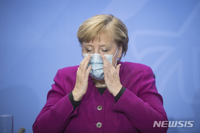 [베를린=AP/뉴시스]지난 14일 베를린 기자회견 장에서 마스크를 고쳐쓰는 앙겔라 메르켈 독일 총리. 2020.10.16.