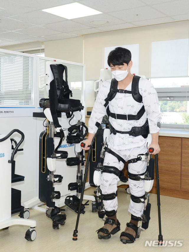 [서울=뉴시스] 착용형 로봇 '엔젤렉스M'을 착용하고 보행 중인 모습. (사진= 세브란스 재활병원 제공) photo@newsis.com