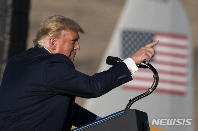 [카슨시티=AP/뉴시스]도널드 트럼프 미국 대통령이 지난 18일 미 네바다 주도 카슨시티의 카슨시티 공항에서 선거 유세를 하고 있다. 2020.10.22.