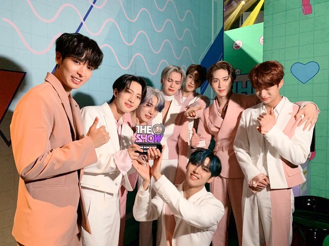 [서울=뉴시스] 그룹 '펜타곤'이 20일 SBS MTV 음악프로그램 '더쇼'에서 1위를 차지했다. (사진 = '더쇼' 트위터) 2020.10.20. photo@newsis.com