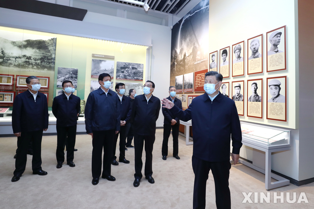 [베이징=신화/뉴시스]시진핑(오른쪽)중국 국가주석이 19일 중국 베이징의 중국 인민혁명 군사박물관에서 열린 항미원조 전쟁 70주년 기념 전시회 개막식에 참석해 얘기하고 있다. 이번 전시회에는 한국전쟁 당시 전투 사진과 무기 등이 전시됐다. 2020.10.20.