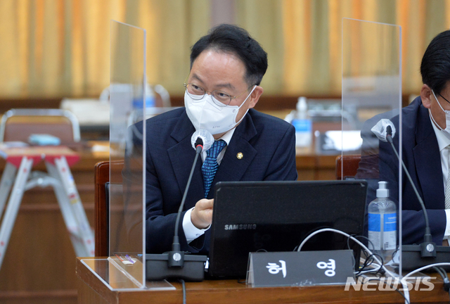 [수원=뉴시스]사진공동취재단 = 더불어민주당 허영 의원이 20일 경기도 수원시 팔달구 경기도청에서 열린 국회 국토교통위원회의 경기도에 대한 국정감사에서 질의하고 있다. 2020.10.20. photo@newsis.com