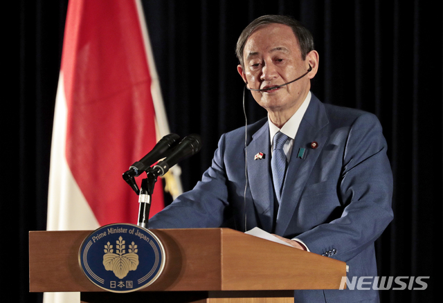 [자카르타=AP/뉴시스]스가 요시히데 일본 총리가 지난 21일(현지시간) 인도네시아 자카르타에서 열린 기자회견 중 연설하고 있다. 스가 총리는 베트남과 인도네시아를 나흘 일정으로 방문했다. 2020.10.21.