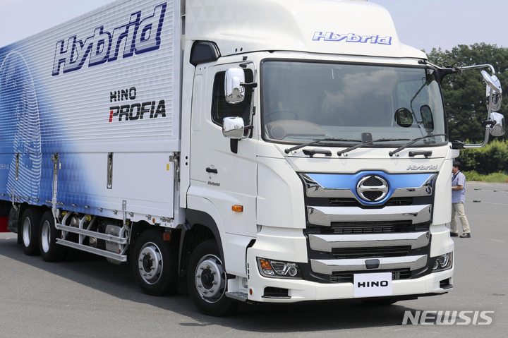[도쿄=AP/뉴시스]일본 히노자동차의 하이브리드 트럭이 지난 2020년 7월 17일 도쿄의 한 도로에 서 있다. 2022.03.30