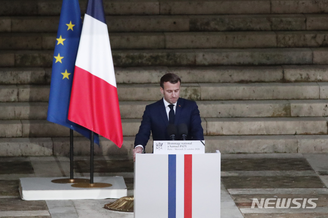 [파리=AP/뉴시스]에마뉘엘 마크롱 프랑스 대통령이 21일(현지시간) 프랑스 파리의 소르본 대학에서 열린 교사 사뮈엘 파티의 국가 추도식에 참석해 연설하고 있다. 