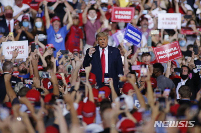 [개스토니아=AP/뉴시스]지난 21일(현지시간) 도널드 트럼프 미국 대통령의 노스캐롤라이나 개스토니아 유세 모습. 2020.10.30. President Donald Trump arrives to speak at a campaign rally in Gastonia, N.C., Wednesday, Oct. 21, 2020. (AP Photo/Nell Redmond)