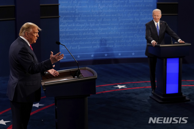 [내슈빌=AP/뉴시스]도널드 트럼프(왼쪽) 미국 대통령이 22일(현지시간) 미 테네시주 내슈빌의 벨몬트대에서 조 바이든 민주당 후보와 미 대선 최종 토론을 하고 있다. 2020.10.23. 