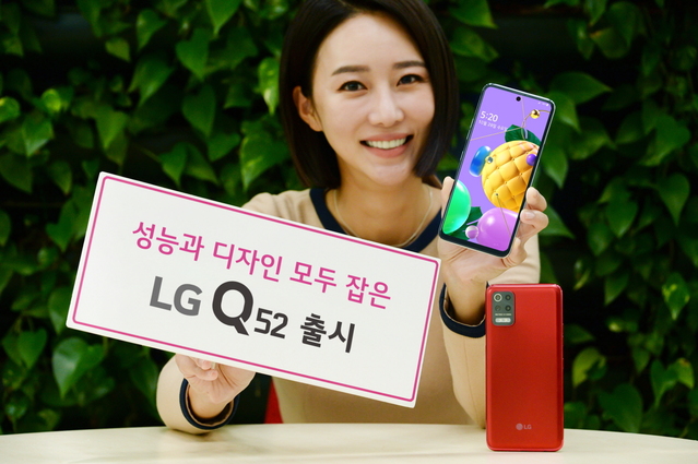 [서울=뉴시스]LG전자가 올해 Q 시리즈 다섯 번째 제품인 'LG Q52'를 내놓으며 실속형 시장 공략을 강화한다. 모델이 LG Q52를 소개하는 모습. (사진=LG전자 제공) 2020.10.25