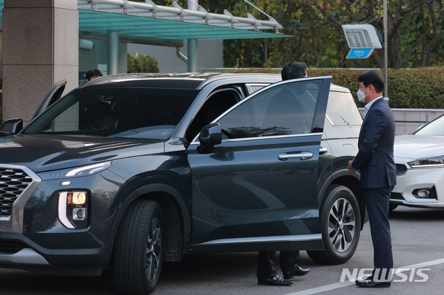 [서울=뉴시스] 고범준 기자 = 이재용 삼성전자 부회장이 25일 서울 강남구 삼성서울 병원 장례식장에 마련된 고(故) 이건희 회장 빈소에 도착하고 있다. (공동취재사진) 2020.10.25. photo@newsis.com