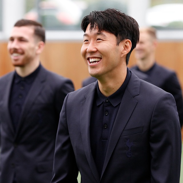 [서울=뉴시스] 손흥민(28·토트넘)이 검은색 수트를 입고 환하게 웃고 있다. (캡처=토트넘 소셜미디어)