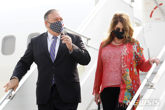 [뉴델리=AP/뉴시스]마이크 폼페이오 미국 국무부 장관(왼쪽)과 아내 수전 여사가 26일(현지시간) 인도 뉴델리 공항에 도착하고 있다. 2020.10.26.