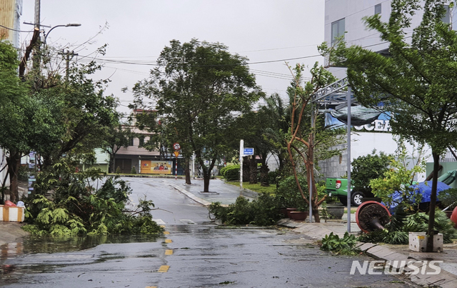 [다낭=AP/뉴시스] 베트남 중부 도시에서 28일 태풍 몰라베의 강한 바람에 나무 가지들이 부려진 거리에 쓰러져 있다