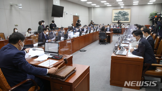 [서울=뉴시스] 최동준 기자 =김태년 운영위원회 위원장이 지난해 10월30일 오전 서울 여의도 국회에서 열린 운영위원회의 국가인권위원회에 대한 국정감사에서 의사봉을 두드리고 있다. (공동취재사진) 2020.10.30. photo@newsis.com