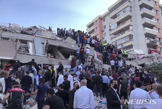 [이즈미르=AP/뉴시스]30일(현지시간) 터키 서부 항구 도시 이즈미르에서 에게해 규모 7.0 지진으로 건물이 붕괴해 구조팀이 인명 구출을 하고 있다. 2020.10.30.