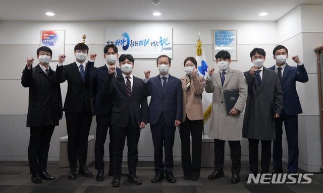 [서울=뉴시스] 박승기 해양환경공단 이사장(가운데)이 신입직원들과 기념 사진을 찍고 있는 모습. 