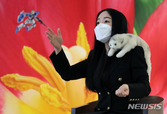 [서울=뉴시스] 박미소 기자 = 낸시랭이 지난 4일 서울 마포구 진산갤러리에 마련된 개인전 '스칼렛 페어리'에서 뉴시스와 인터뷰를 하고 있다.2020.11.07.  misocamera@newsis.com