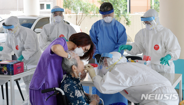 [광주=뉴시스] 광주 서구 보건소 관계자들이 지난 7월 관내 감염 고위험 시설 입소자를 대상으로 코로나19 검사를 진행하는 모습. (사진=뉴시스DB) photo@newsis.com
