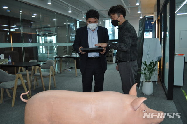 [전주=뉴시스] 이주현 전북지방조달청장(왼쪽)이 10일 혁신시제품 지정 업체인 ‘㈜일루베이션’을 방문해 애로사항 등을 듣고 있다. photo@newsis.com