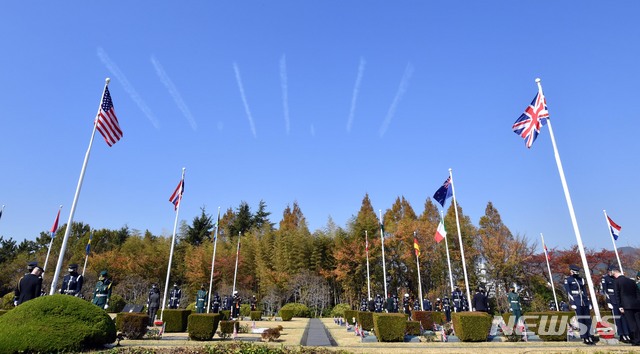 [부산=뉴시스] 지난해 부산 남구 유엔기념공원에서 열린 '턴 투워드 부산(Turn Toward Busan).