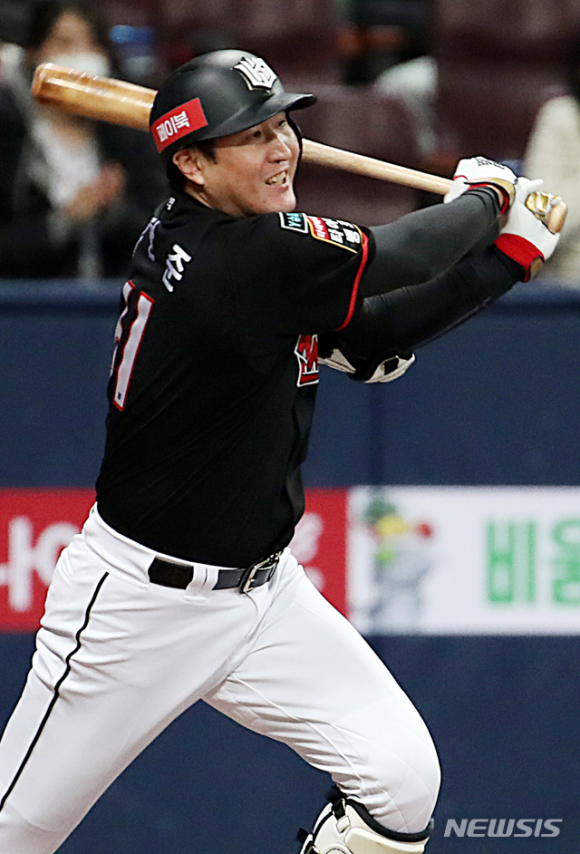 [서울=뉴시스] 박주성 기자 = 12일 오후 서울 구로구 고척스카이돔에서 열린 '2020 신한은행 SOL KBO 포스트시즌‘ 플레이오프 3차전 KT 위즈 대 두산 베어스의 경기에서 8회초 투아웃 주자 1, 3루에서 KT 유한준이 1타점 적시타를 치고 있다. 2020.11.12. park7691@newsis.com