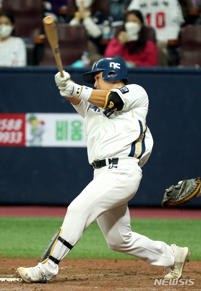 [서울=뉴시스] 이윤청 기자 = 18일 오후 서울 구로구 고척스카이돔에서 열린 2020 KBO 한국시리즈 2차전 NC 다이노스와 두산 베어스의 경기, 9회말 만루 강진성이 2타점 적시타를 치고 있다. 2020.11.18.  radiohead@newsis.com