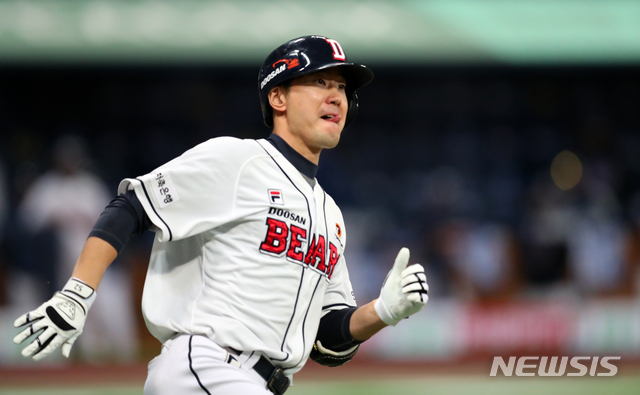 [서울=뉴시스]배훈식 기자 = 21일 오후 서울 구로구 고척스카이돔에서 열린 2020 KBO 한국시리즈 4차전 두산 베어스와 NC 다이노스의 경기, 7회말 1사 주자없는 상황에서 두산 김재호가 이날 경기 3번째 안타를 쳐내며 1루로 질주하고 있다. 2020.11.21. dahora83@newsis.com