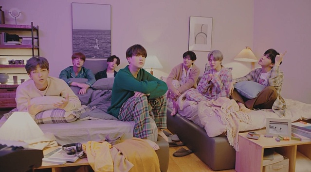 [서울=뉴시스] 방탄소년단 '라이프 고스 온'의 'on my pillow' 버전. 2020.11.22. (사진 = 빅히트 엔터테인먼트 제공) photo@newsis.com 