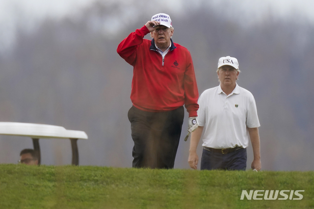 [스털링=AP/뉴시스] 도널드 트럼프 미국 대통령이 21일(현지시간) 버지니아주 스털링의 트럼프 내셔널 골프클럽에서 골프를 치고 있다. 2020.11.22. 