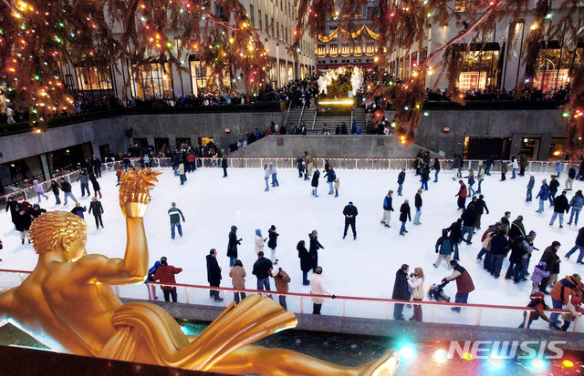 [뉴욕= AP/뉴시스] 뉴욕 맨해튼의 명물인 록펠러 센터의 겨울 아이스 스케이팅 링크가 올해에도 11월 21일(현지시간) 개장했다. 코로나19로 인해 50분 제한시간과 마스크 착용등 방역수칙을 적용하기는 했지만 1930년대 이래 전통인 이곳 스케이트장은 뉴욕의 상징으로 사랑받고 있다. 