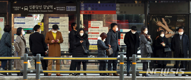 [서울=뉴시스]이윤청 기자 = 전국 대부분 지역의 체감온도가 영하권으로 떨어진 23일 오전 서울 강남구 강남역 인근에서 시민들이 버스를 기다리고 있다. 2020.11.23. radiohead@newsis.com